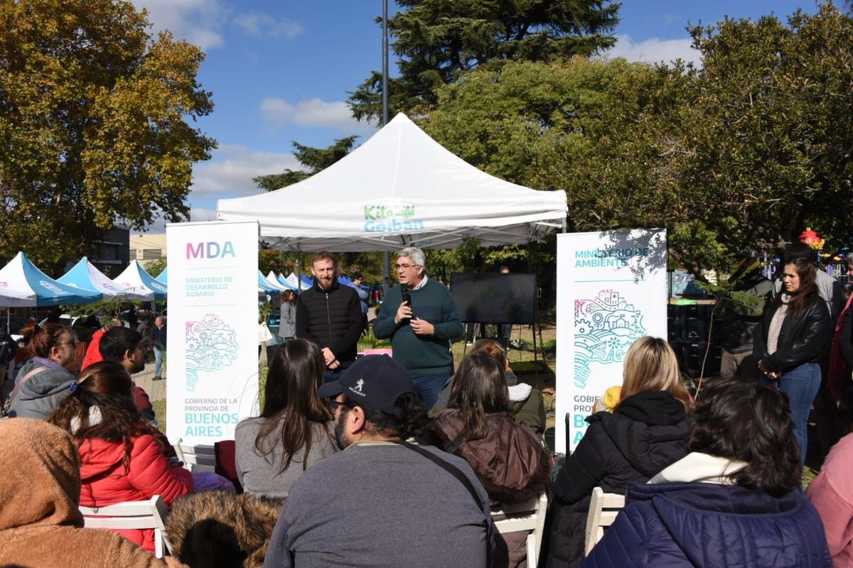 Durante la jornada en Lomas, entregaron más de 20 mil plantines a instituciones locales. Durante la jornada en Lomas, entregaron más de 20 mil plantines a instituciones locales.