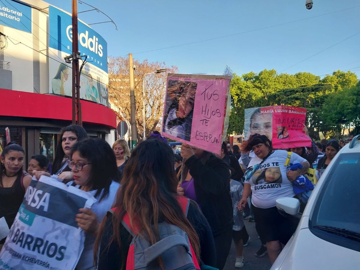 Marcha en Monte Grande para pedir por la aparición de María Luján Barrios