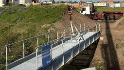 almirante brown: instalan un puente peatonal que conecta dos barrios de glew