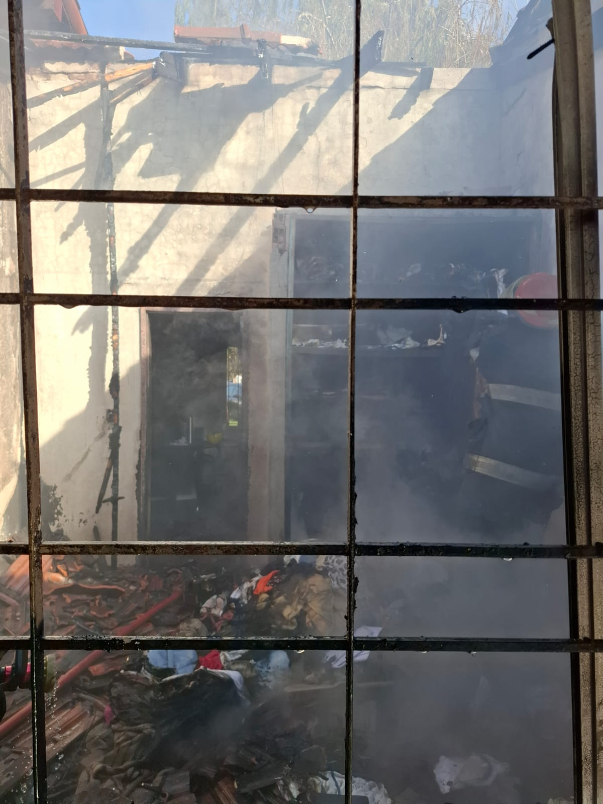Bomberos trabajaron para extinguir el fuego.