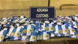aeropuerto de ezeiza: un pasajero intento entrar al pais con mas de 300 camisetas de la scaloneta