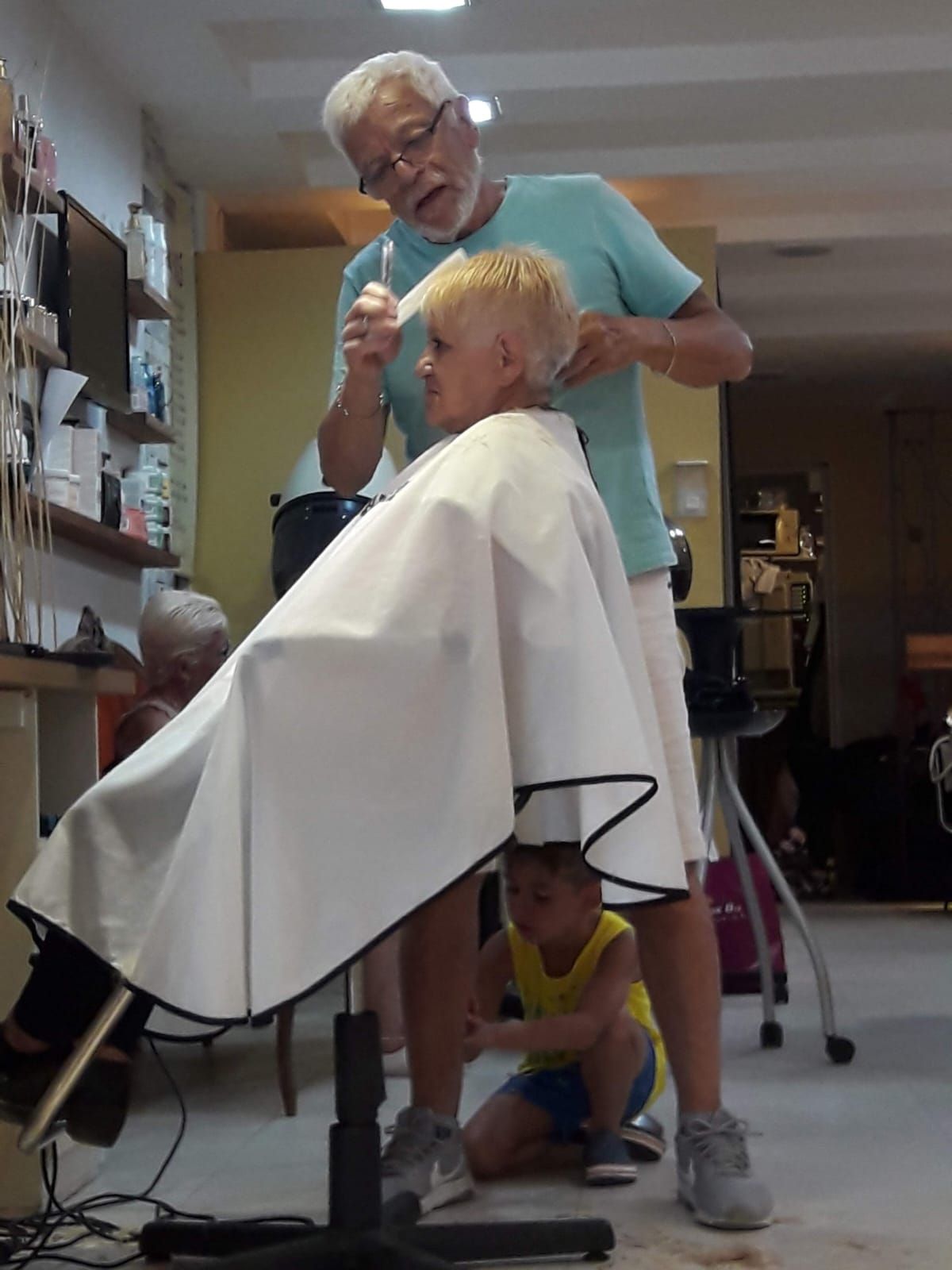 En 2018, el peluquero recibi&oacute; un reconocimiento por los 50 a&ntilde;os de su comercio.&nbsp;