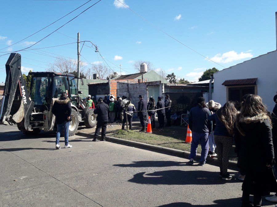 Vecinos de la cuadra se acercaron al lugar despu&eacute;s de la tragedia.