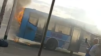 Se incendió un colectivo de la línea 406 en el Cruce de Lomas