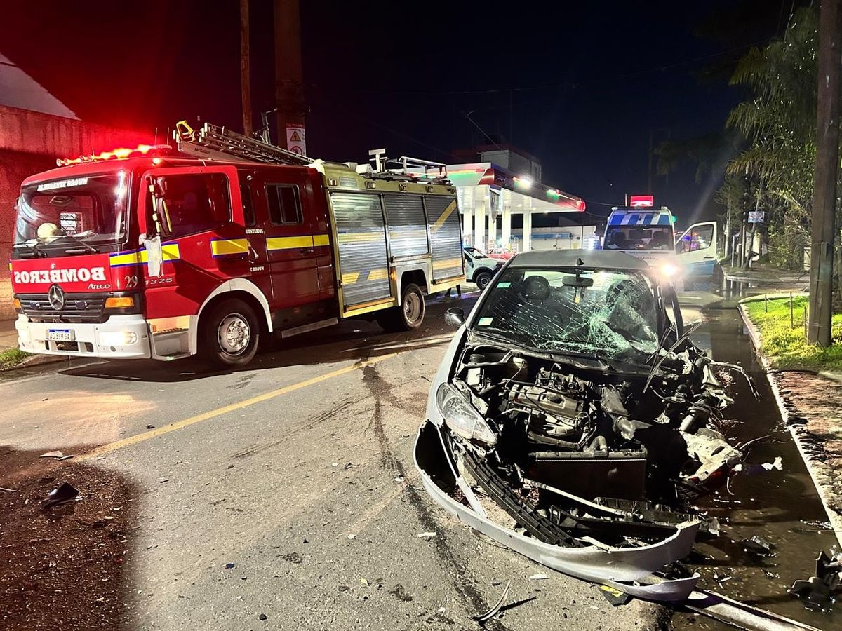 El auto quedó destruido tras el choque en Almirante Brown. El auto quedó destruido tras el choque en Almirante Brown.
