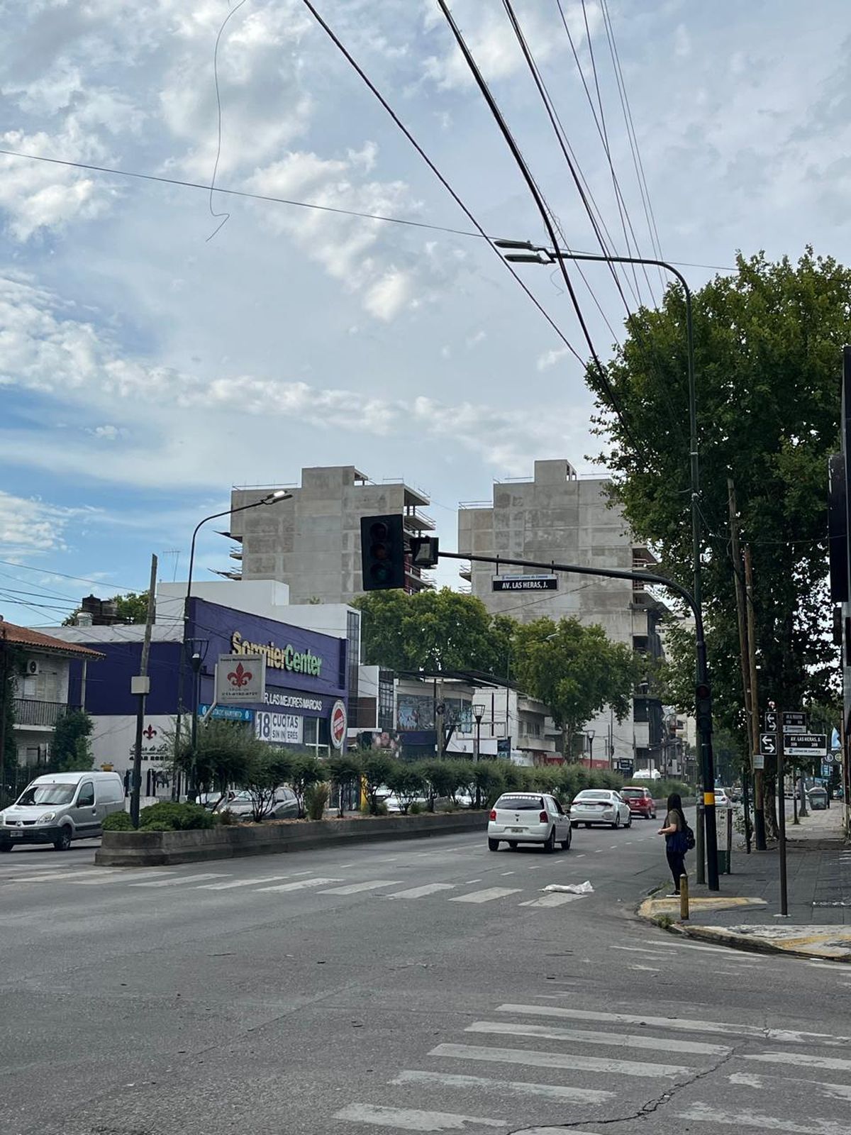 El semáforo fuera de funcionamiento por el corte de energía genera complicaciones en el tránsito desde el mediodía en Banfield.