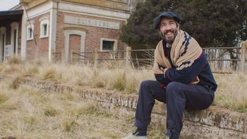 Pueblos a la mesa: un docente de Lomas recorrió 30 pequeñas localidades para buscar historias