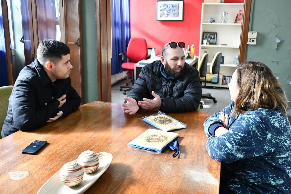 Socios del club Para Siempre entregando banderas a la directora de las Escuela Técnica N°4 de Lomas de Zamora