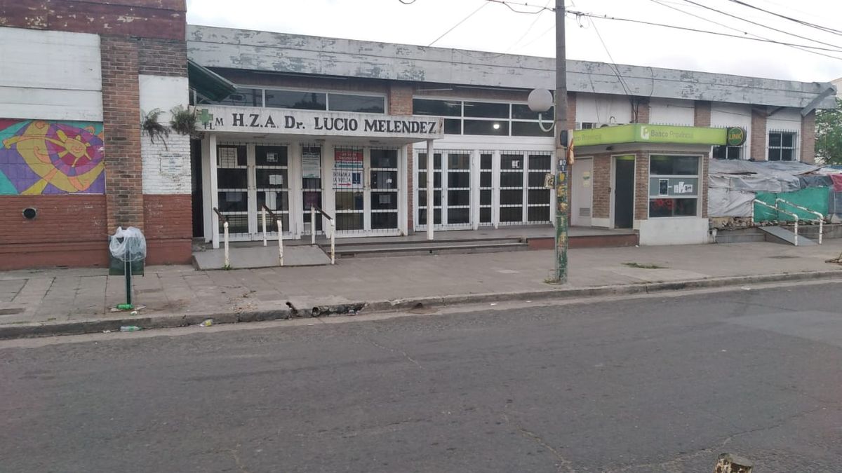 Adrogué: vecinos reclaman al Hospital Lucio Meléndez por las largas filas de pacientes en la vereda