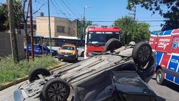 lomas de zamora: dos heridos tras el vuelco de un auto en un accidente de transito