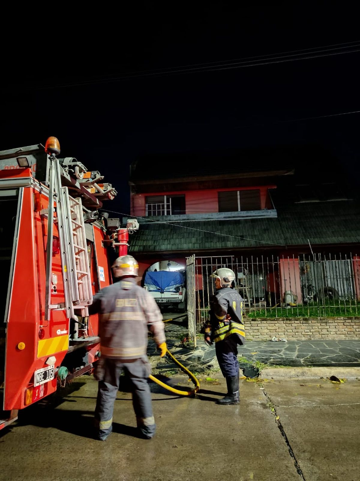 Para evitar la propagación de las llamas, los bomberos debieron desmontar parte del techo.