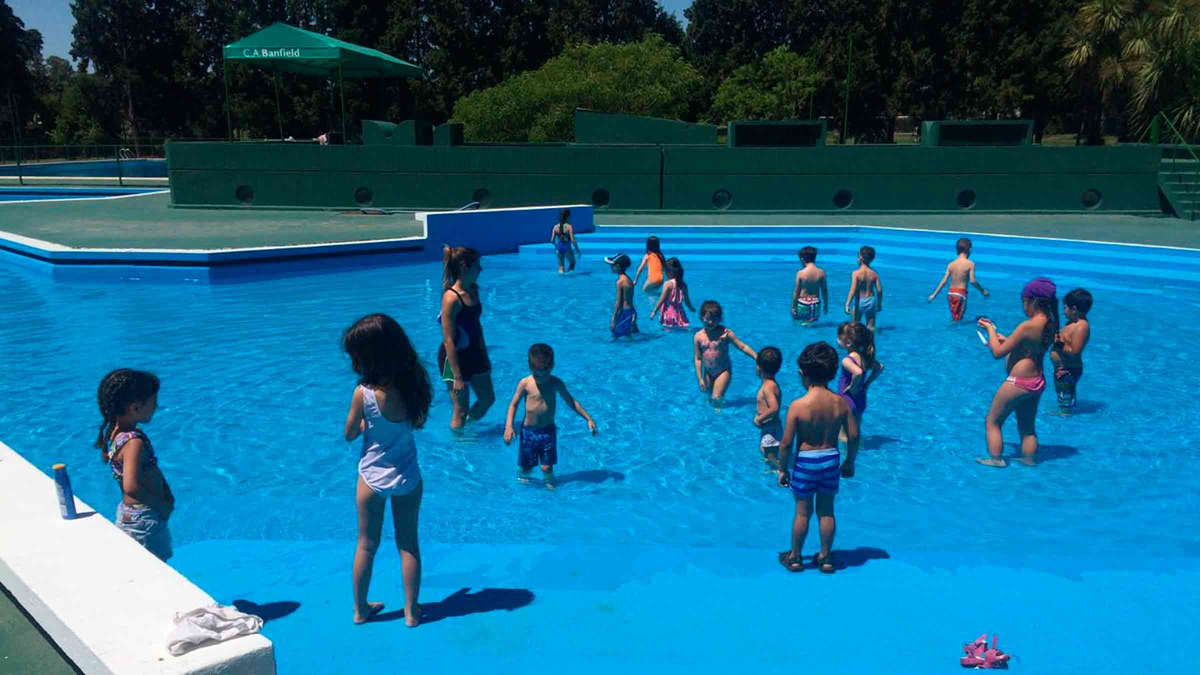 Las piletas del predio del Club Banfield en Luis Guillón, Esteban Echeverría, también son otra opción para el disfrute de los vecinos.