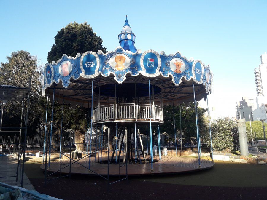 Así está quedando la nueva calesita de la Plaza Grigera.