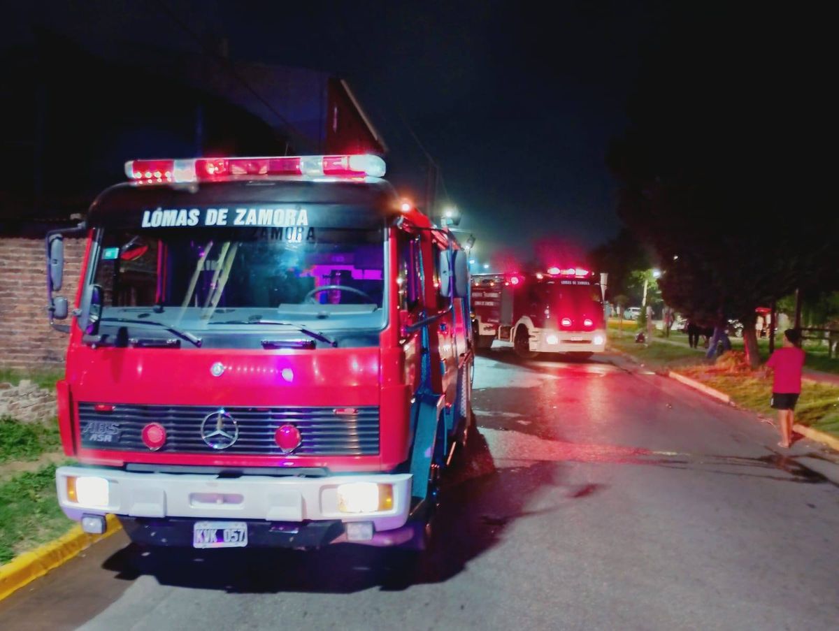 Bomberos de Lomas de Zamora trabajando en la vivienda de la calle Ravel al 800, en Temperley, tras un incendio que afectó el primer piso.