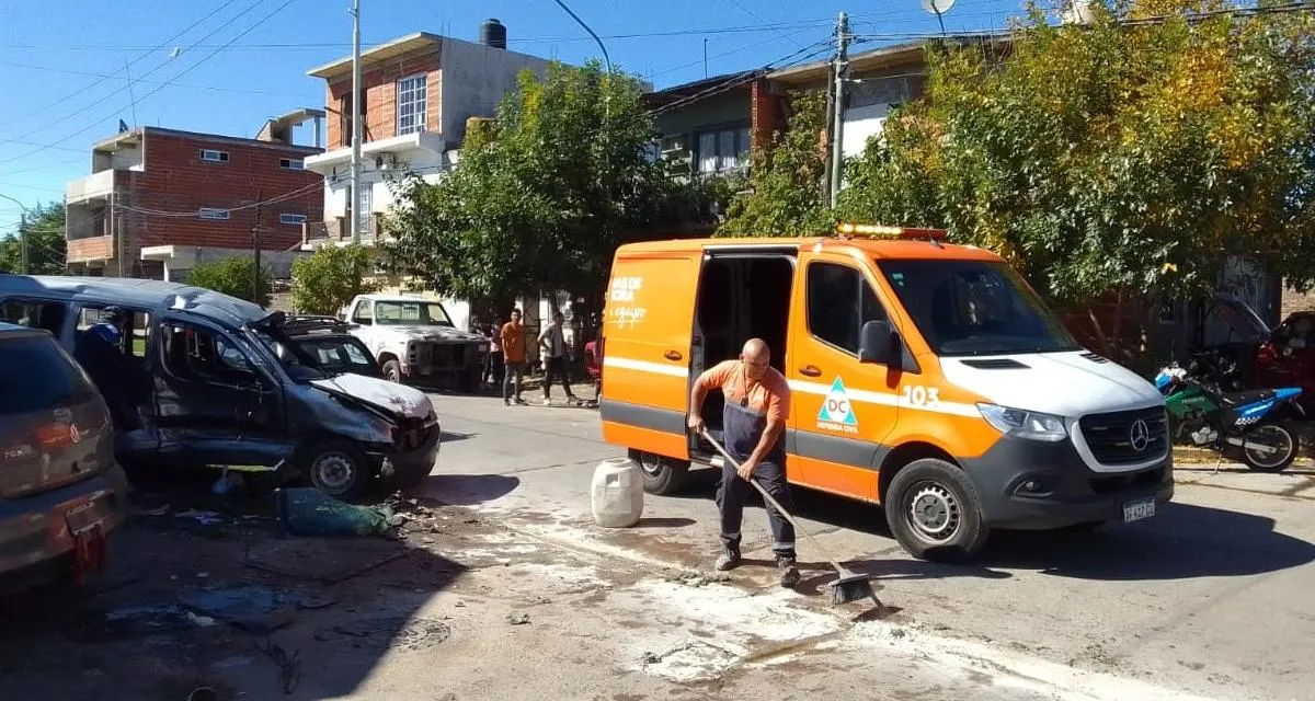 Personal de Defensa Civil trabaja en el accidente en Lomas.