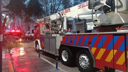 incendio en un edificio en pleno lanusita: operativo de los bomberos para rescatar vecinos desde la terraza