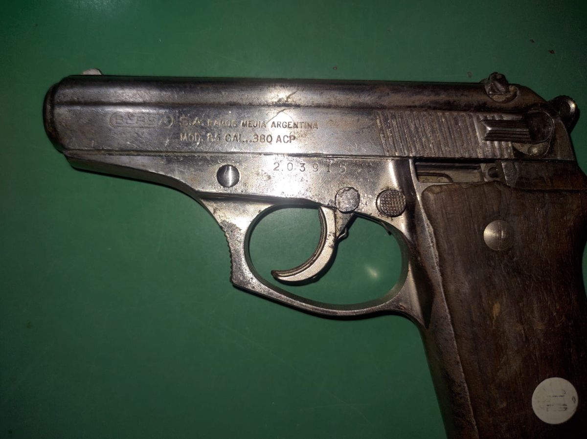 Arma incautada durante el allanamiento por venta de drogas.