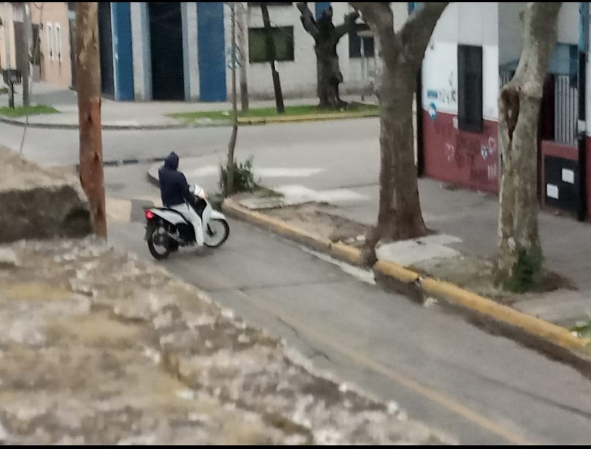 Uno de los delincuentes al acecho antes de ingresar a robar al supermercado. Uno de los delincuentes al acecho antes de ingresar a robar al supermercado.