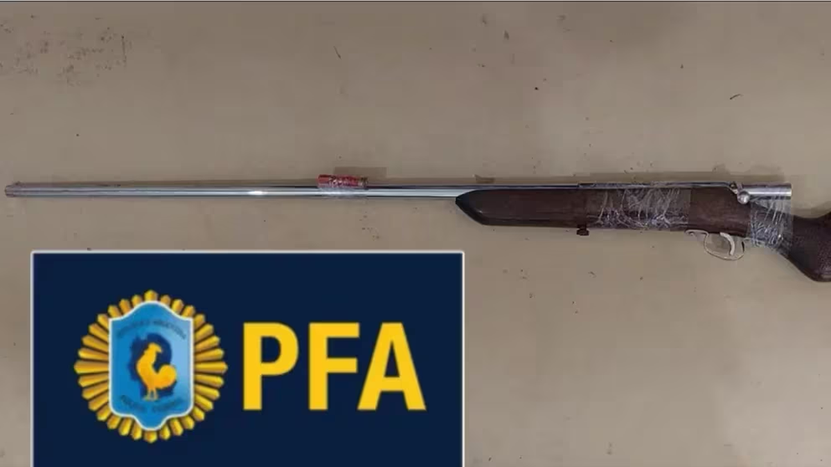 Una de las escopetas secuestrada en un allanamiento. 