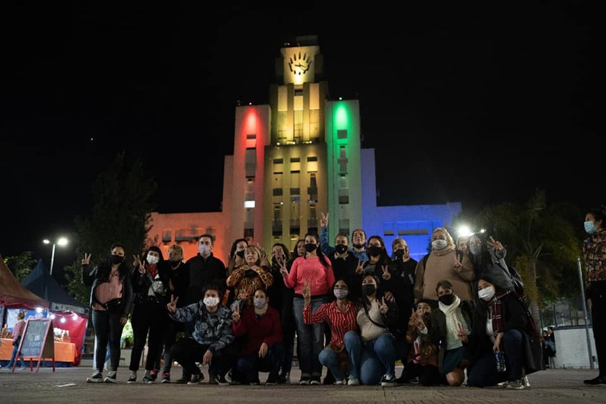 El Municipio de Lomas de Zamora iluminado con los colores de la bandera LGBTIQ+.