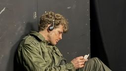 un actor de canning lleva una historia familiar atravesada por malvinas a los escenarios de londres