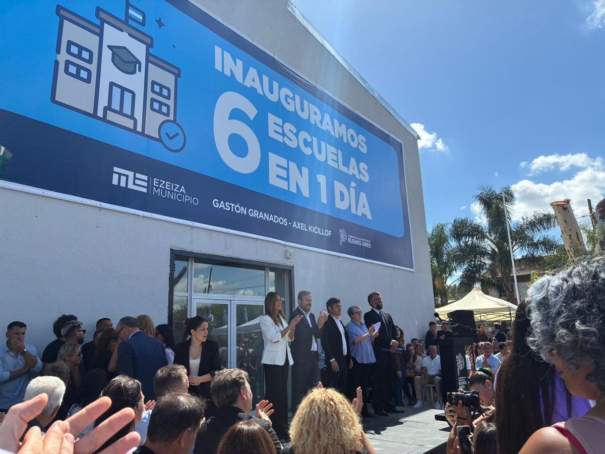 El gobernador Axel Kicillof participó de la inauguración de la Escuela N°16 en Tristán Suárez, durante una jornada en la que se habilitaron seis escuelas en Ezeiza.