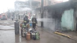 incendio en un almacen de ingeniero budge: una persona resulto quemada