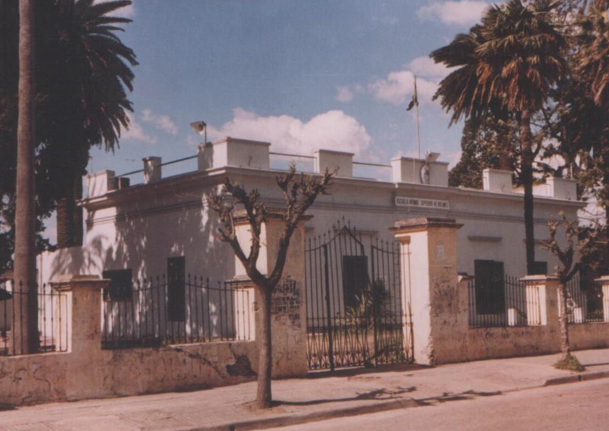 Está situado en la esquina de avenida Tomás Espora y la calle Esteban Adrogué.