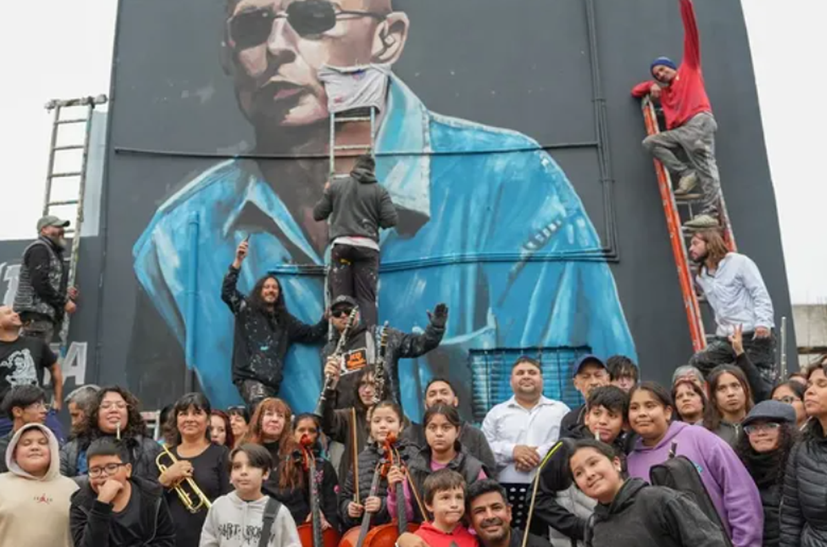 Vecinos de  Villa Fiorito se sumaron a la intervención artística impulsada por el colectivo Muro Sur.