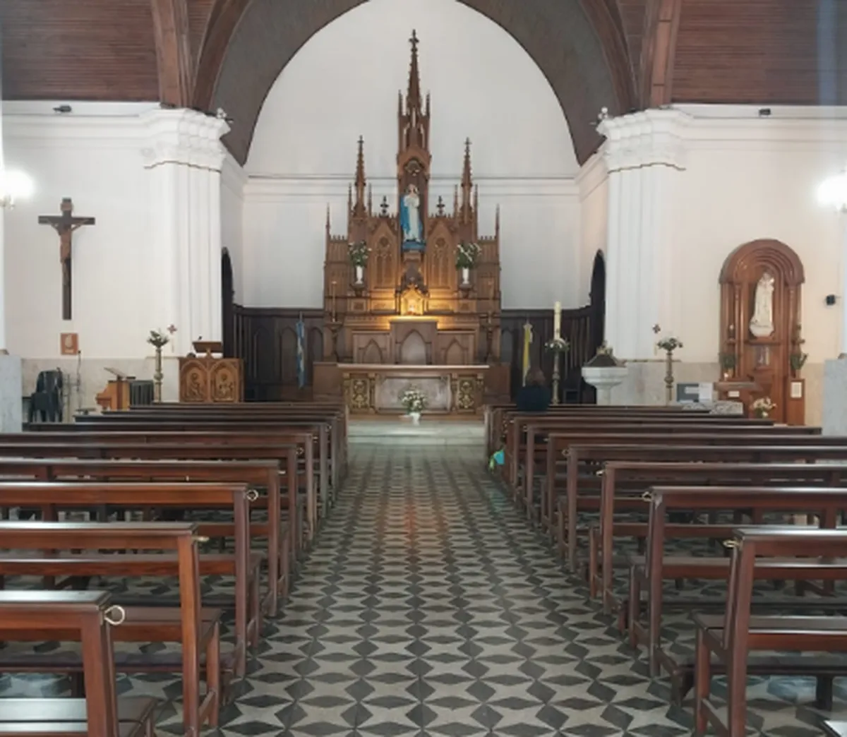 El interior de la Parroquia Inmaculada Concepción, ubicada en el Centro de Monte Grande.
