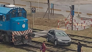 Choque en Ezeiza: una locomotora impactó contra un auto en un paso a nivel