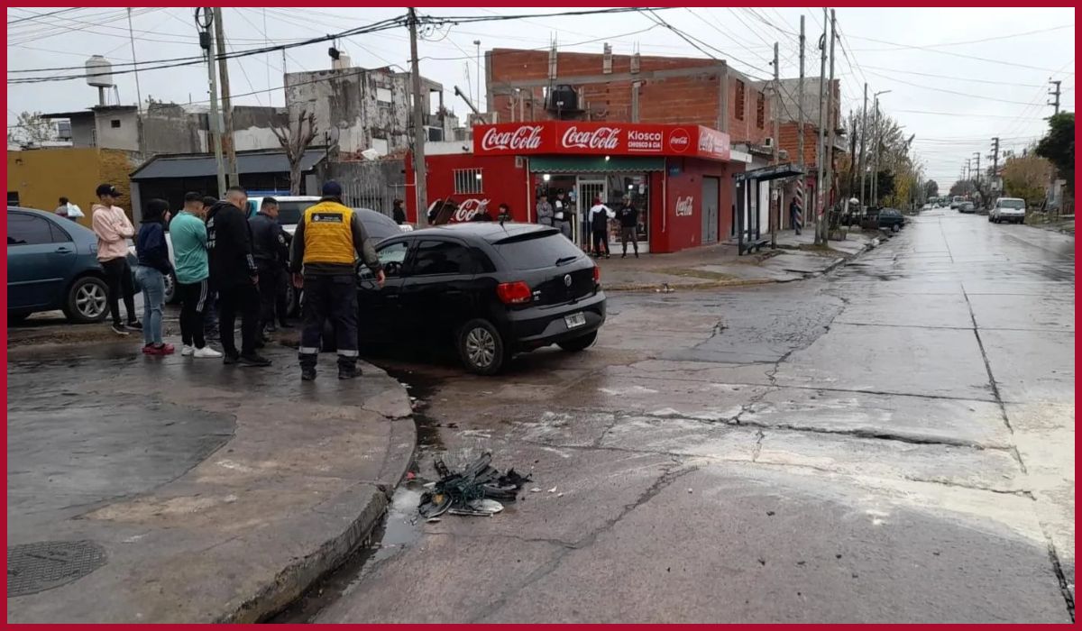 Brusco choque entre una moto y un auto en Lomas: hay dos heridos.
