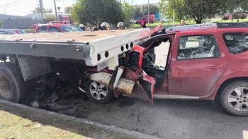 Choque en Villa Fiorito: camioneta terminó incrustada debajo de un camión