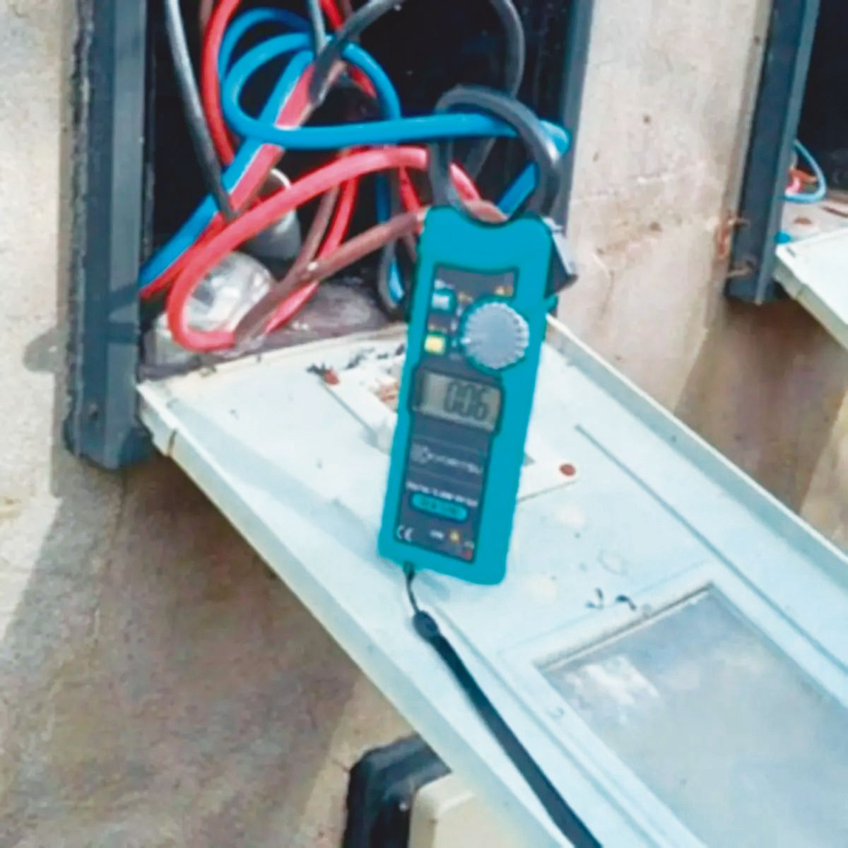 Magalí reclamó que su heladera y televisión se quemaron.    