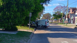 almirante brown: una camioneta choco con un colectivo y termino incrustada contra un arbol