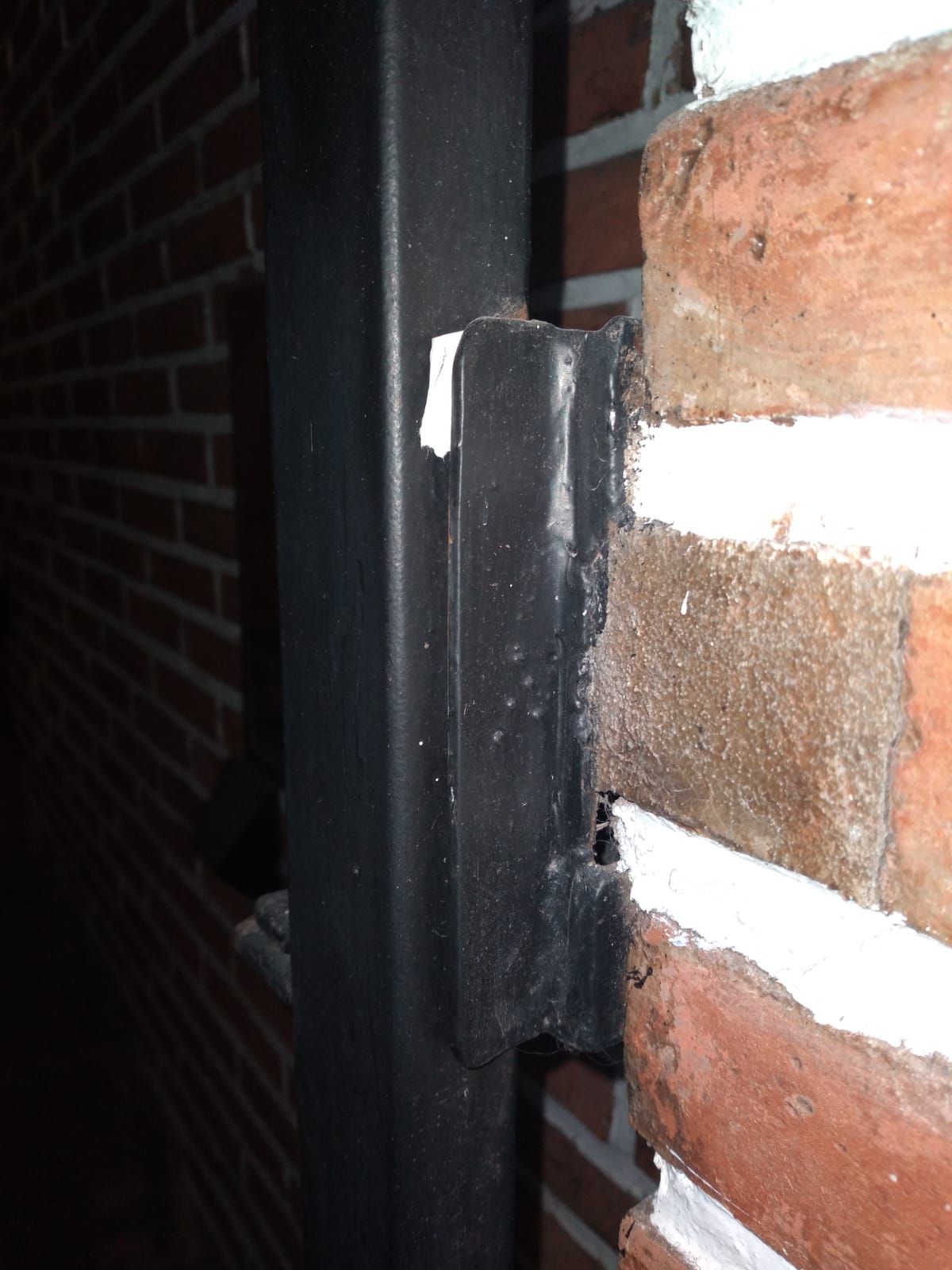 Intento de robo en Lomas de Zamora: el portón de la casa había sido violentado.