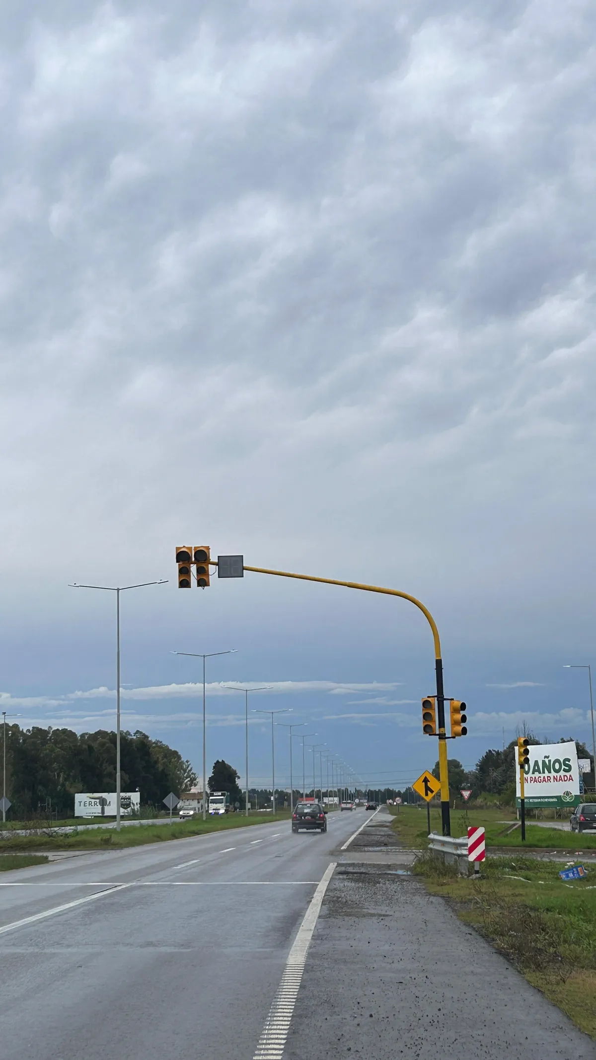 Los semáforos ubicados en el cruce de El Deslinde y la Ruta 58, en Canning, dejaron de funcionar tras la tormenta del pasado viernes.
