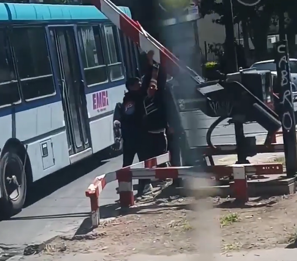 Algunas personas deciden levantar la barrera de Dorrego, Monte Grande, para evitar demoras. 