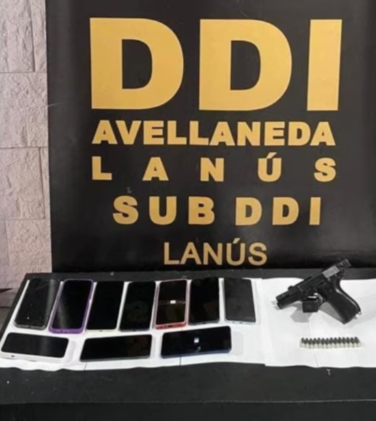 El armamento secuestrado tras los allanamientos.