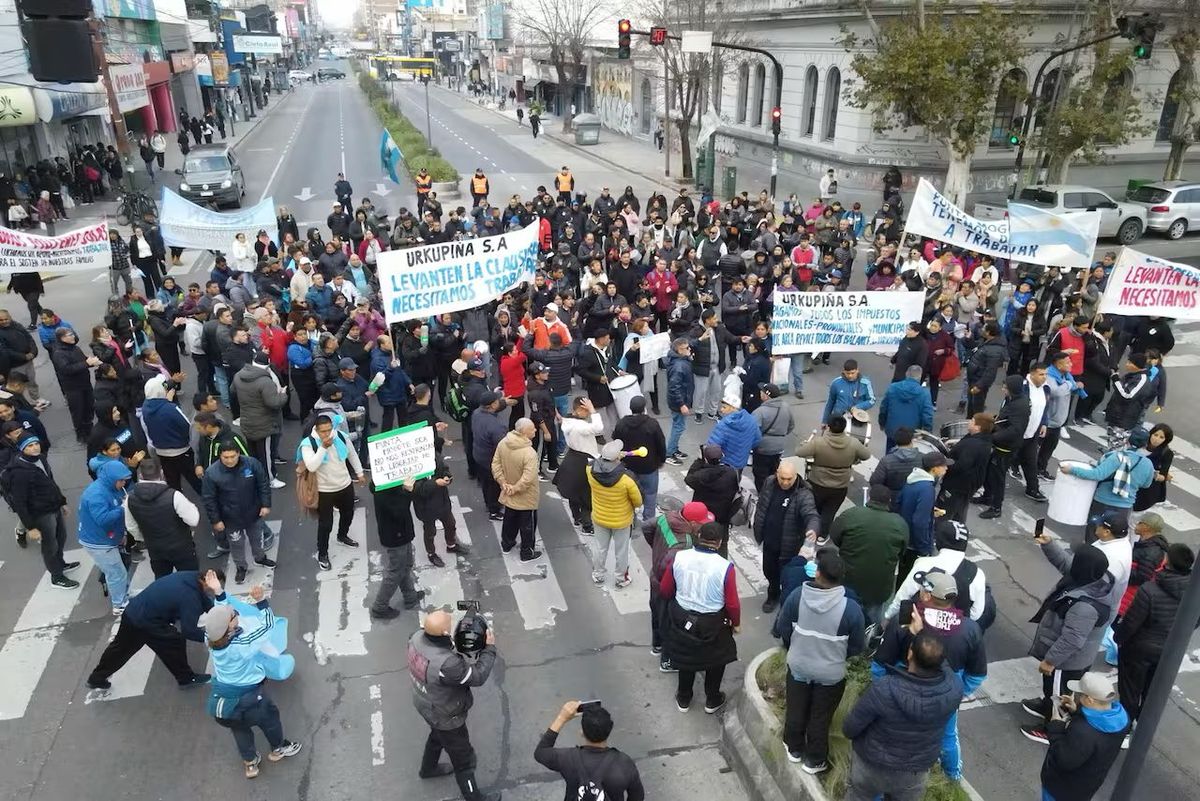 Puesteros de La Salada reclamando y cortando la Av. Hipólito Yrigoyen en Lomas de Zamora.