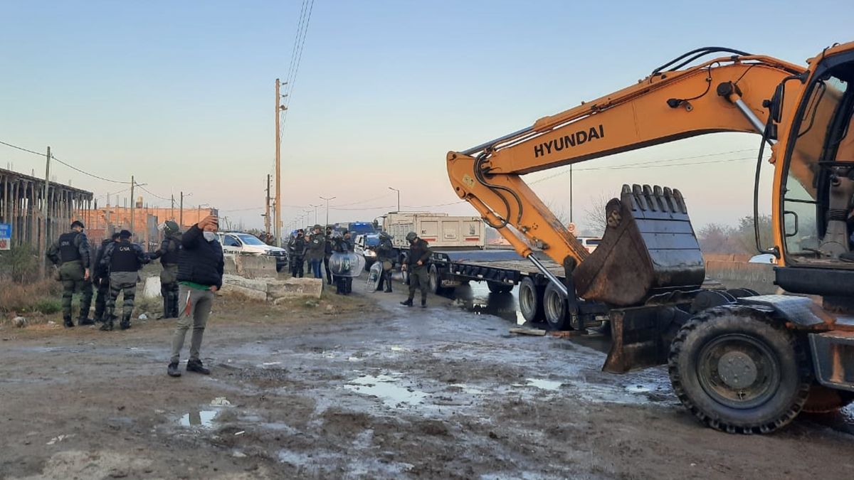 Desalojo con topadoras y excavadoras en el Camino de la Ribera, en Lomas de Zamora.