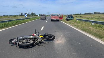 Choque entre una camioneta y una moto en la autopista Presidente Perón: dos heridos