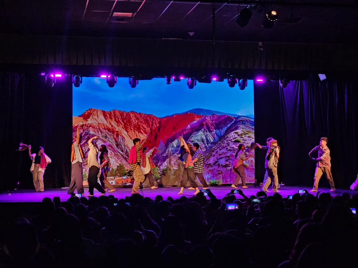 La presentación de los alumnos de la ESEA N°1, de Luis Guillón. La presentación de los alumnos de la ESEA N°1, de Luis Guillón.