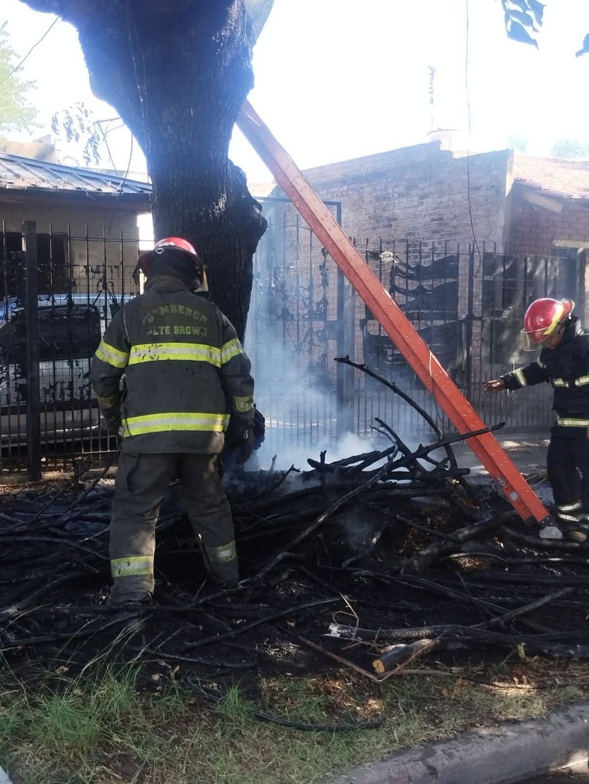 Trabajaron Bomberos de Almirante Brown en el incendio. 