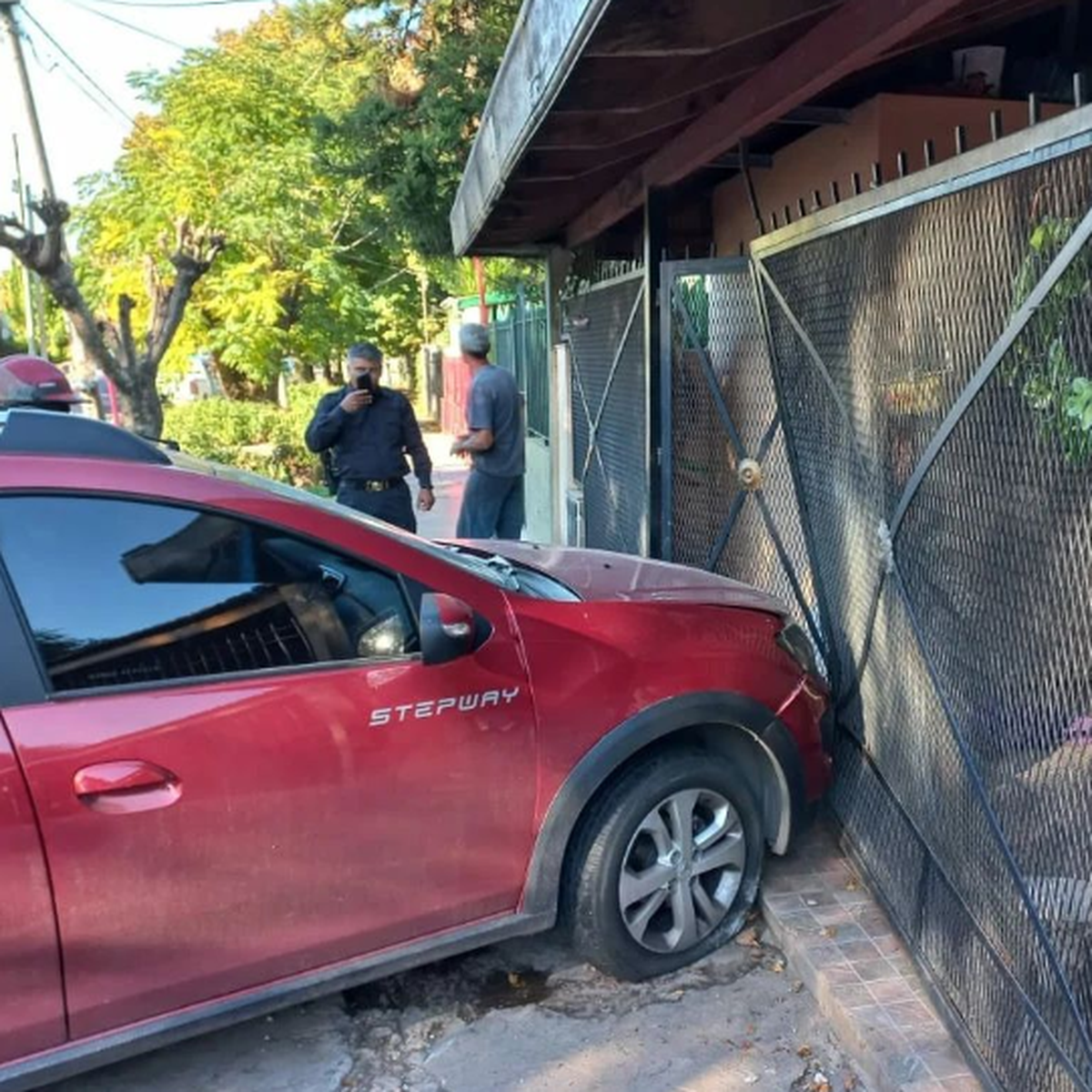Violento choque en Almirante Brown: el auto terminó incrustado en una casa.