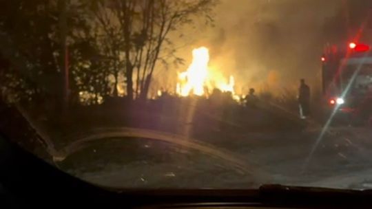 Volvieron a incendiarse los pastizales detrás de Saint Thomas Chico y trabajan los bomberos