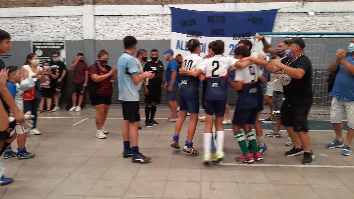 Festejo de la categoría 2007 de Deportivo San Vicente.