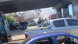 Susto en Lomas de Zamora: un vehículo se prendió fuego en Puente La Noria