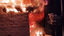 feroz incendio en san jose: una familia perdio todo y pide ayuda