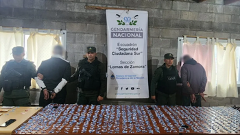 Lomas: desarmaron un pasamanos entre dos sospechosos que pretendían vender droga